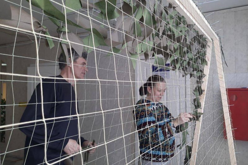 Дом культуры «Заря» продолжает акцию по плетению защитных маскировочных сетей для участников СВО
