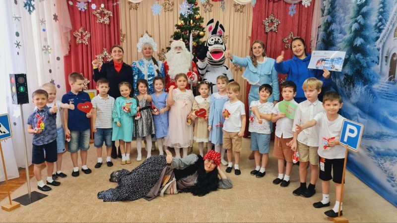 В детском саду сотрудники Госавтоинспекции по г.о. Домодедово а также волонтеры культуры провели мероприятие в рамках акции зимние каникулы «Баба Яга в стране «Правил дорожного движения»