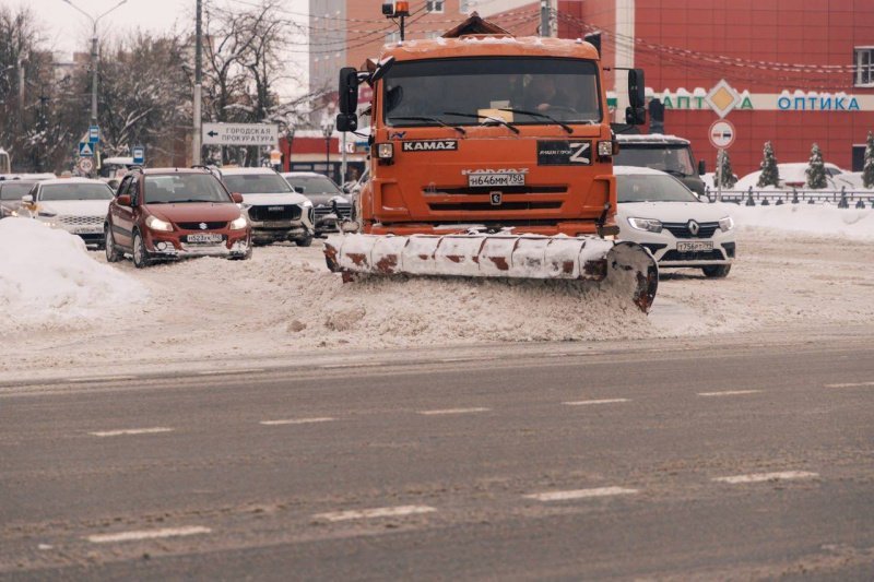 После ночного снегопада коммунальные службы округа вновь приступили к уборке территории