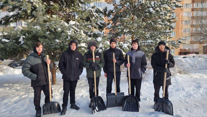 Студенты колледжа «Московия» помогли расчистить детскую площадку от снега
