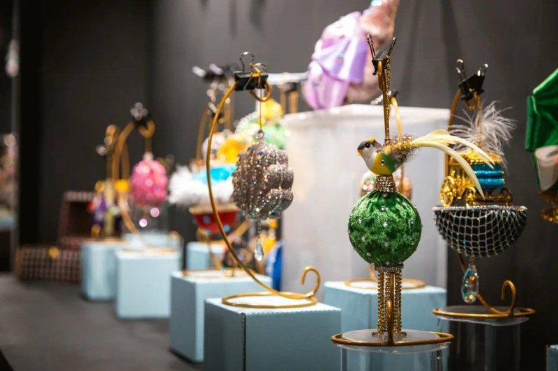 В Молодёжном центре «Победа» открылась благотворительная выставка ёлочных игрушек ручной работы