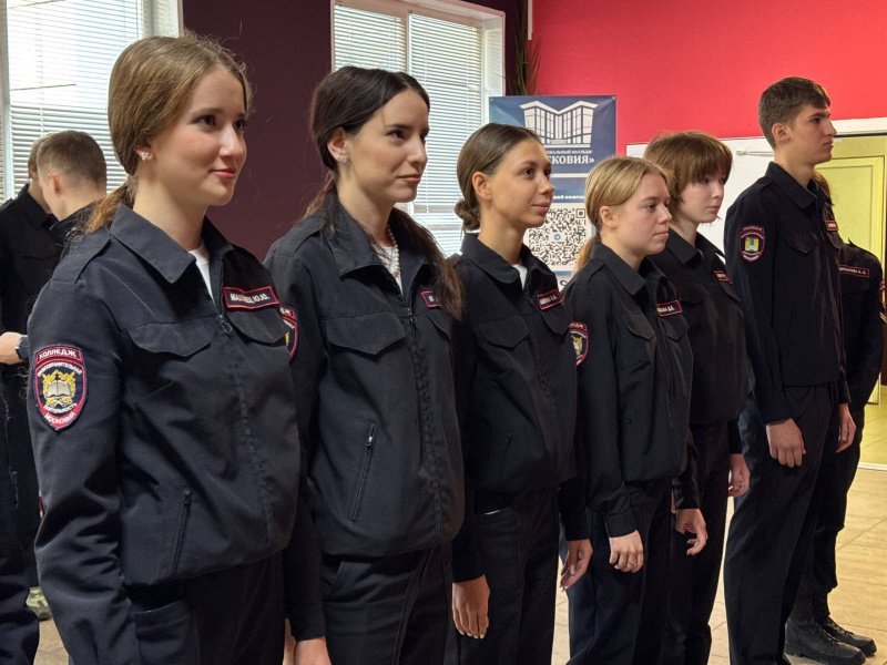 Полицейский в Домодедово принял участие в строевом смотре у учащихся колледжа