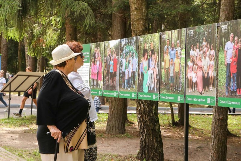 Фотовыставка в парке «Ёлочки», которая рассказывает о домодедовских семьях