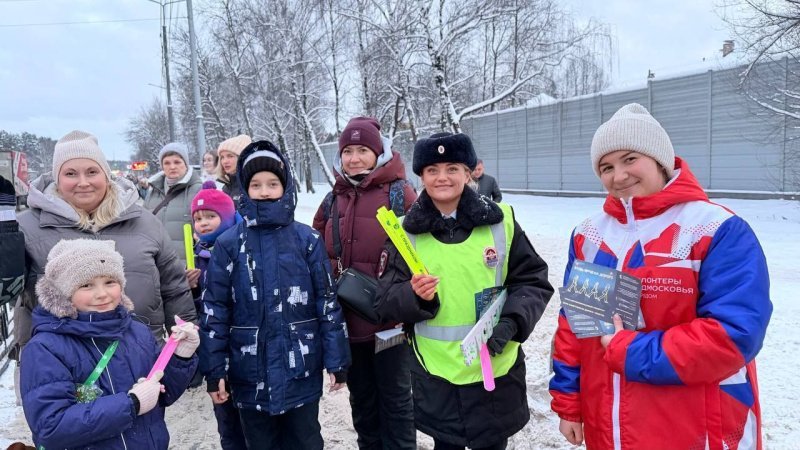 В г.о. Домодедово сотрудники Госавтоинспекции и волонтеры молодежного формирования провели совместную акцию «Пешеход на переход!»