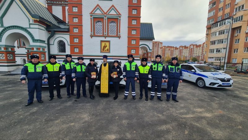 Сотрудники Госавтоинспекции города Домодедово зажгли в храме свечи в память о жертвах автокатастроф