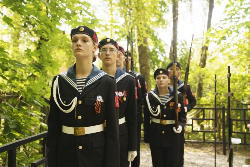 У памятника мирным жителям, погибшим в результате авиаудара в июле 1941 года, состоялся митинг и торжественное возложение цветов