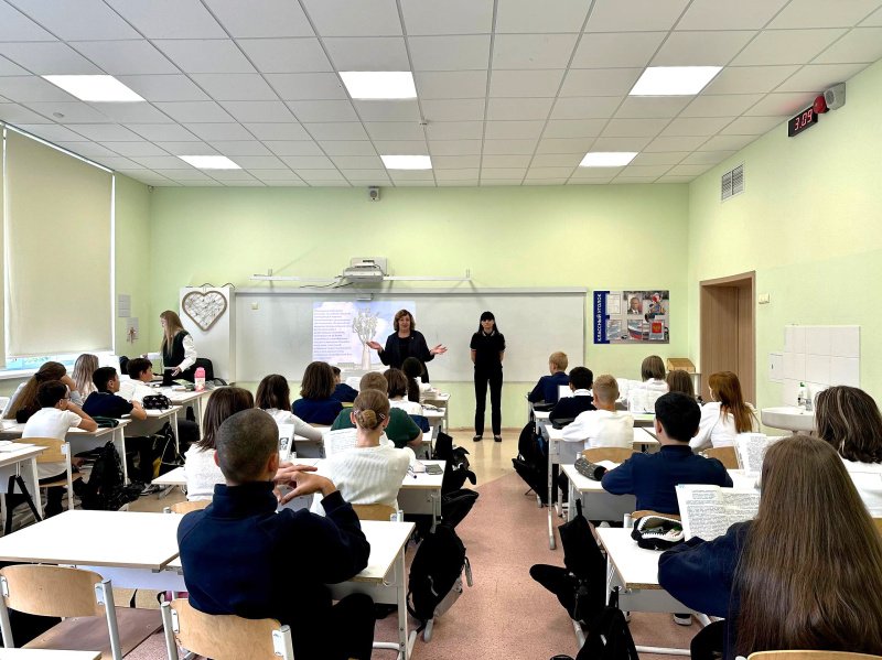 Полицейский и общественница в Домодедово провели профилактическое мероприятие в День солидарности в борьбе с терроризмом для школьников