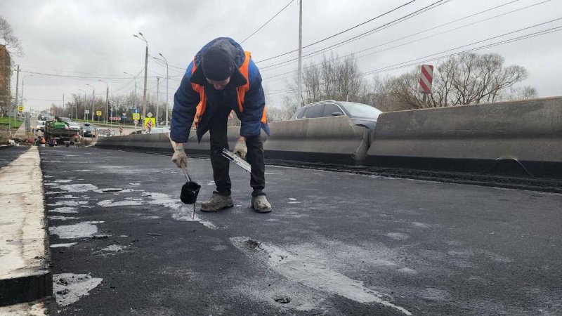 На мосту через реку Рожайку в Домодедовео уложили гидроизоляцию на втором пролёте