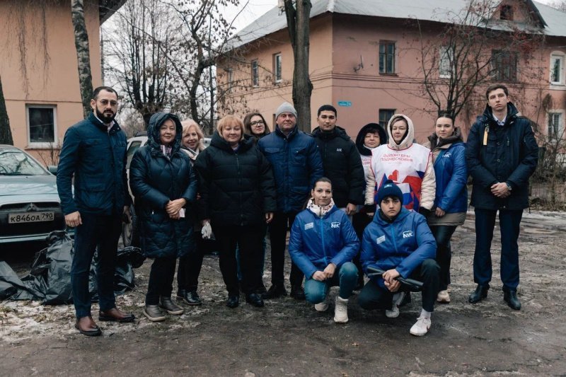 На улице Корнеева прошла акция по уборке территории