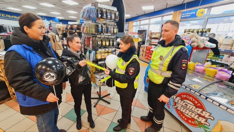 Акцию «Будь заметнее на дороге!» провели сотрудники отдела Госавтоинспекции по г.о. Домодедово на автозаправочных станциях