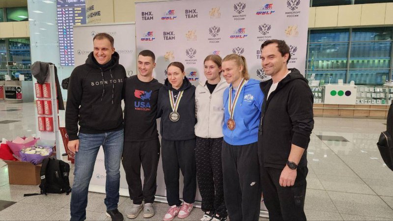 Призёров чемпионата мира по велокроссу встретили караваем в аэропорту Домодедово Призёров чемпионата мира по велокроссу встретили караваем в аэропорту Домодедово