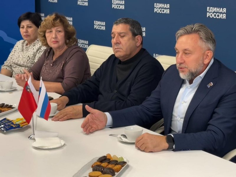 Домодедовские долголеты обсудили цифровую безопасность с депутатом Мособлдумы Олегом Жолобовым