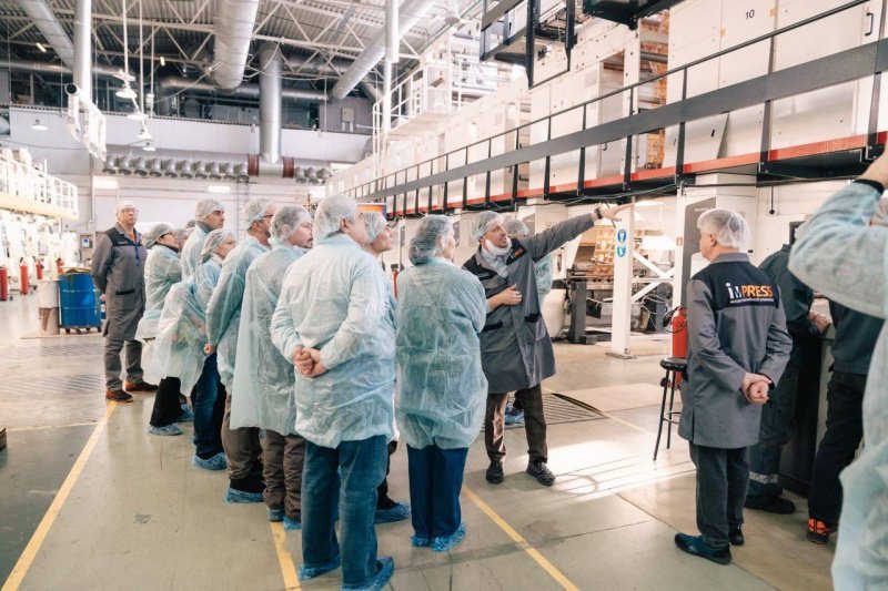 Для участников СВО и членов их семей организовали экскурсию на домодедовское предприятие «Импресс Флексиблз»