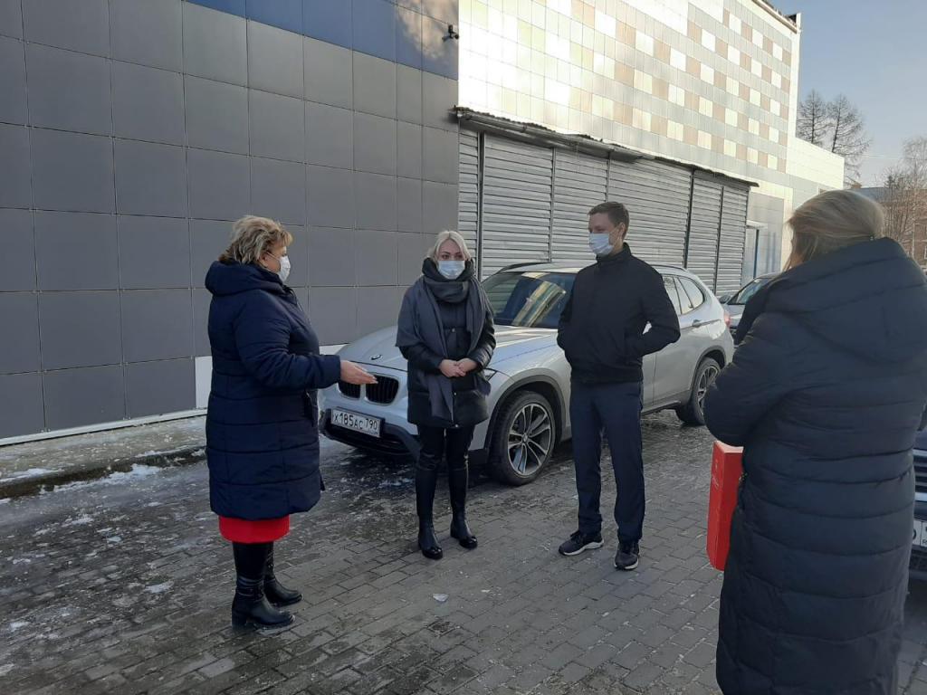 Члены Молодежного парламента прередали юбилярам мкр.Авиационный подарки от  Губернатора МО | Городской округ Домодедово