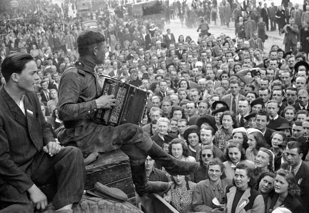 Ликование Победы 1945. Радость Победы 1945. Советский солдат с гармонью. Победа 9 мая 1945.