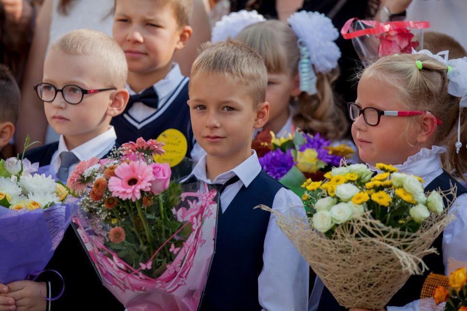 Сценарий 1 сентября 2024 в школе оригинальный. Казань глазами первоклассника. Таланты детей на школьной линейке. Необычные варианты использования школьной линейки. Новосибирск глазами первоклассника.